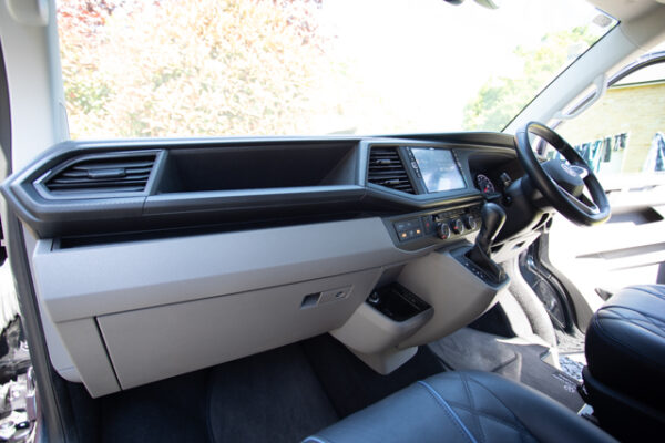 VW T6.1 T32 - DSG - SWB Kombi - Metallic Black - Image 18