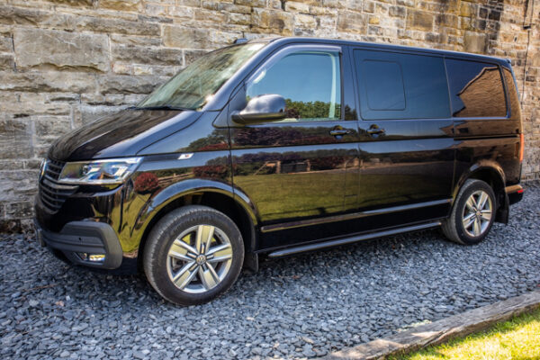 VW T6.1 T32 - DSG - SWB Kombi - Metallic Black - Image 3
