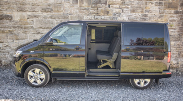 VW T6.1 T32 - DSG - SWB Kombi - Metallic Black - Image 6