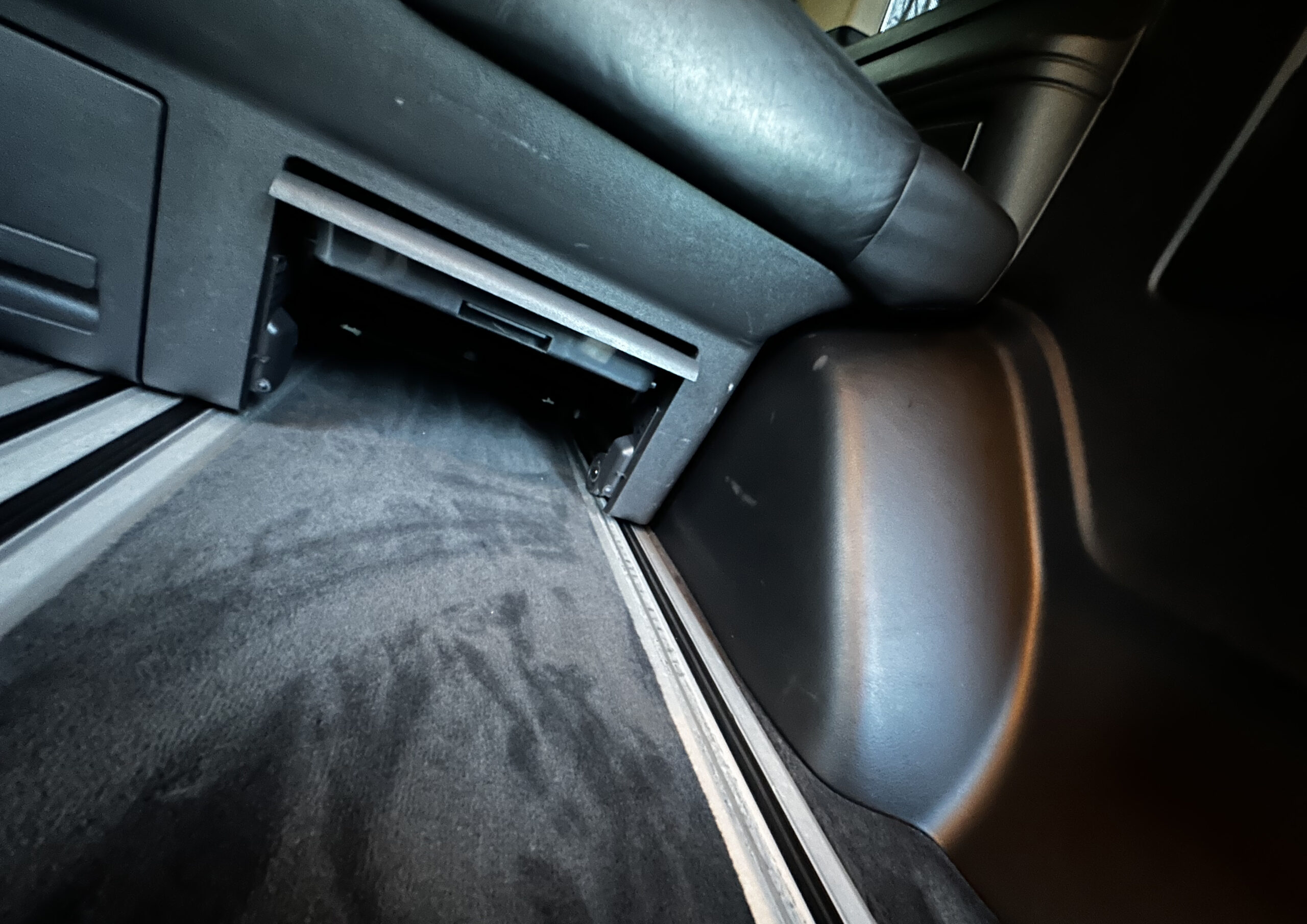 VW Caravelle - 92,550 Miles - LWB - Indian Grey - Image 19