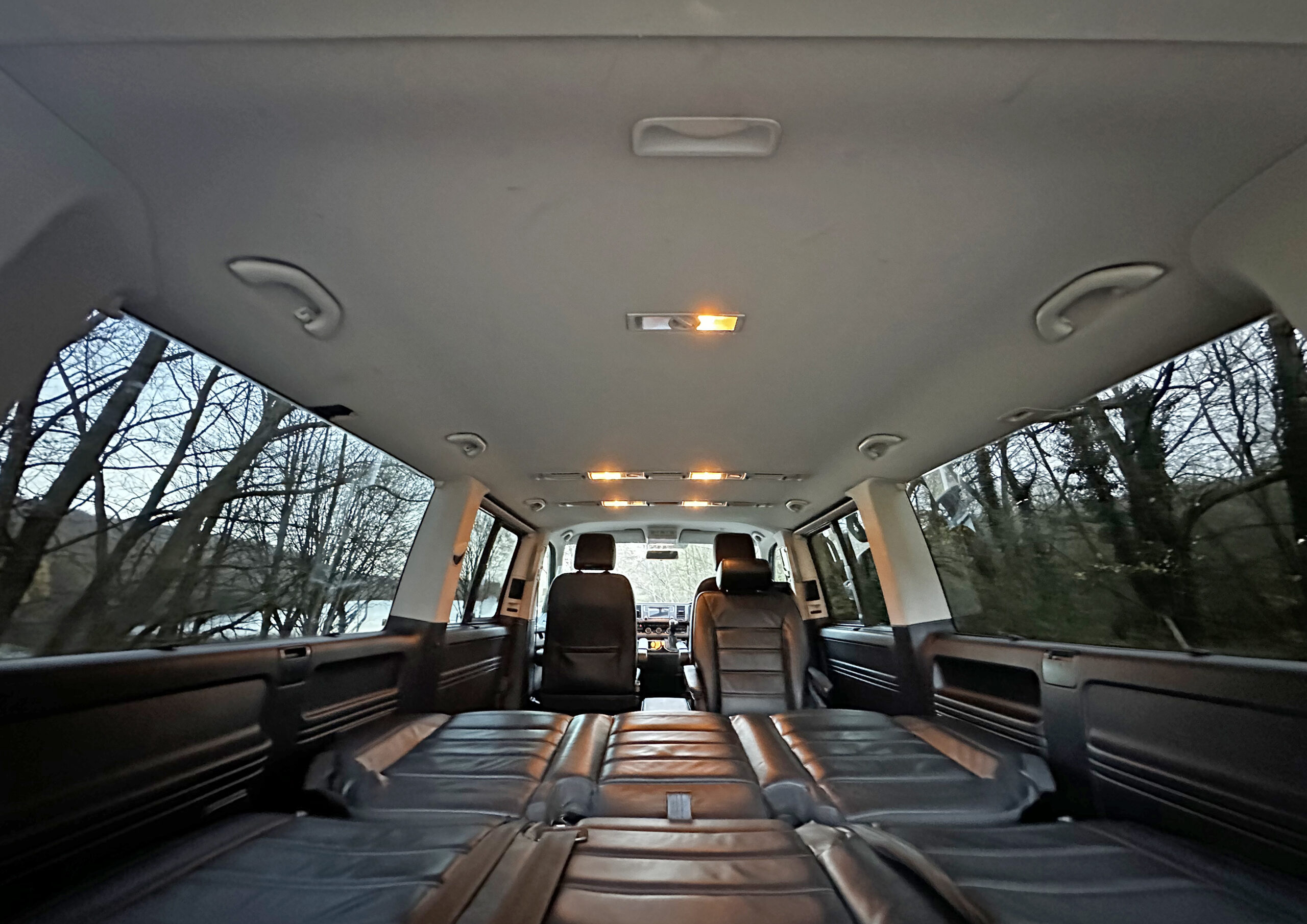 VW Caravelle - 92,550 Miles - LWB - Indian Grey - Image 32