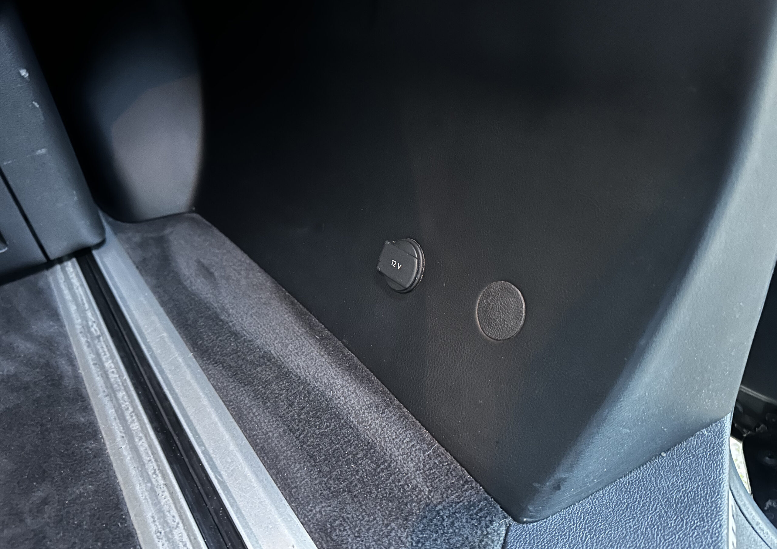 VW Caravelle - 92,550 Miles - LWB - Indian Grey - Image 46