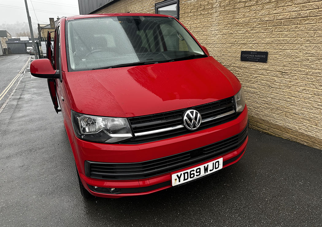 VW Transporter Kombi - Highline - T32 - SWB - Red - Image 2