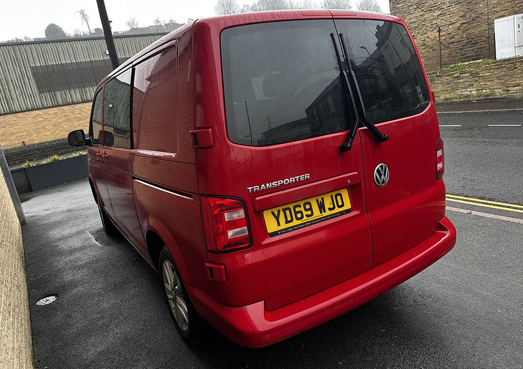 VW Transporter Kombi - Highline - T32 - SWB - Red - Image 4