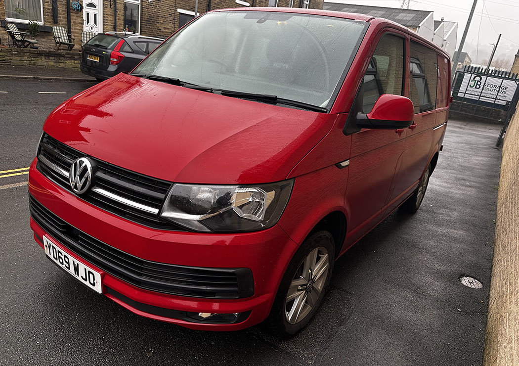 VW Transporter Kombi - Highline - T32 - SWB - Red - Image 3