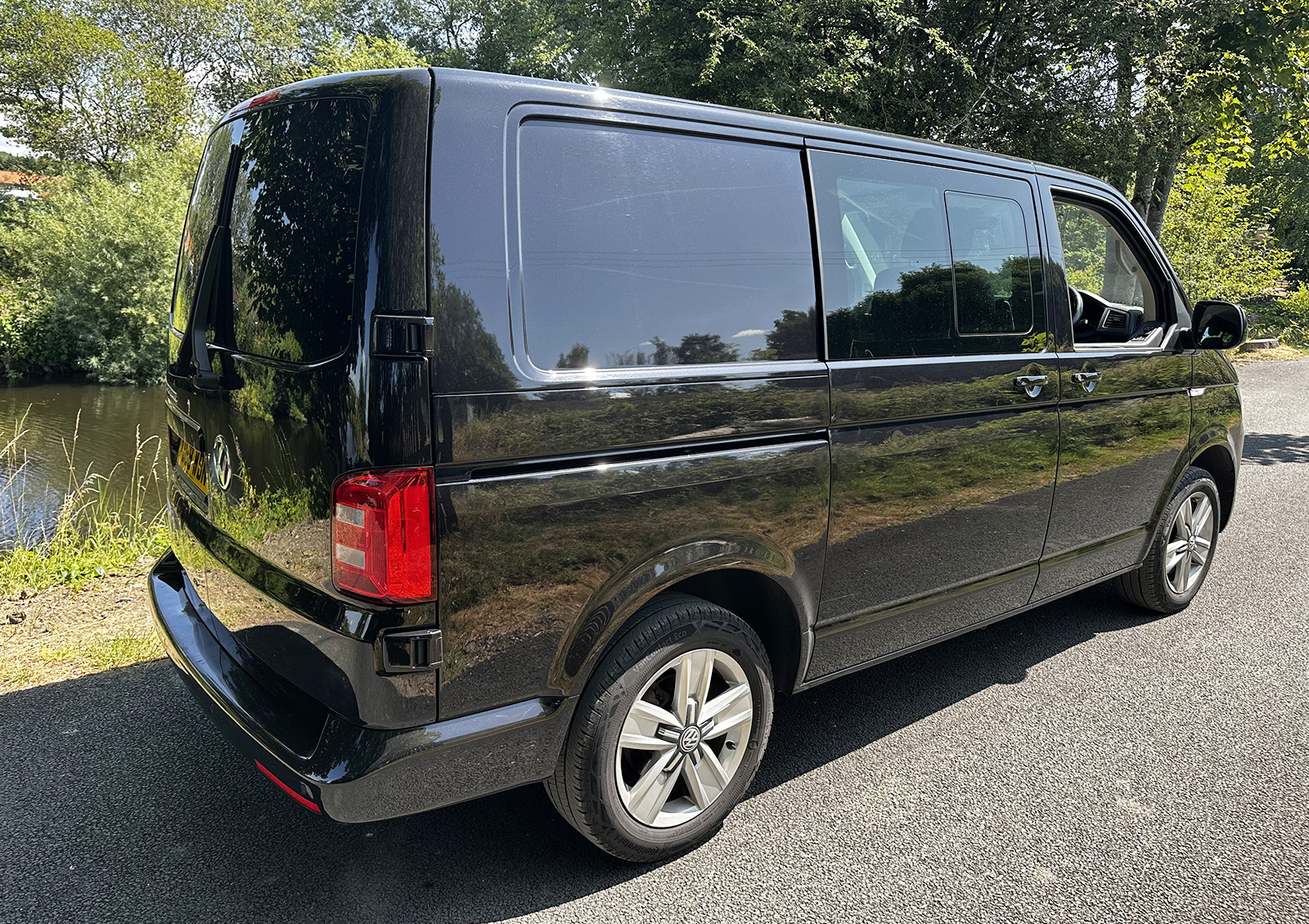 VW Transporter Kombi - Highline - T32 - SWB - Black - Image 3