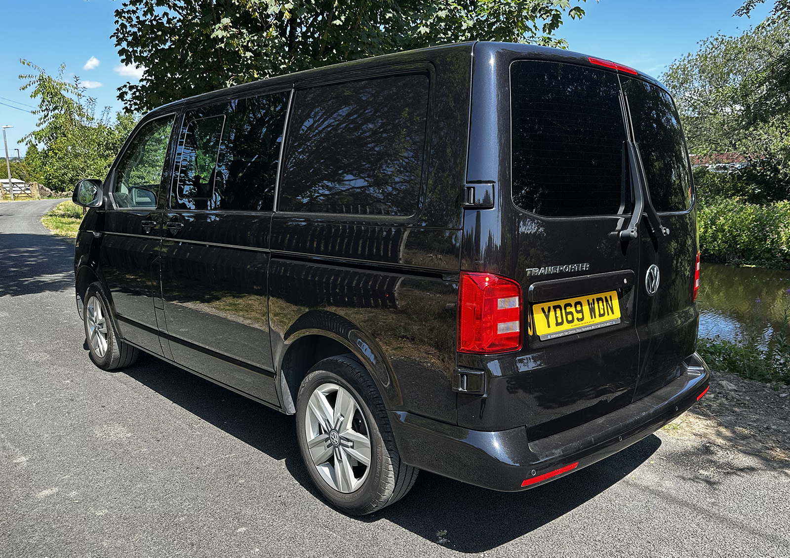 VW Transporter Kombi - Highline - T32 - SWB - Black - Image 4