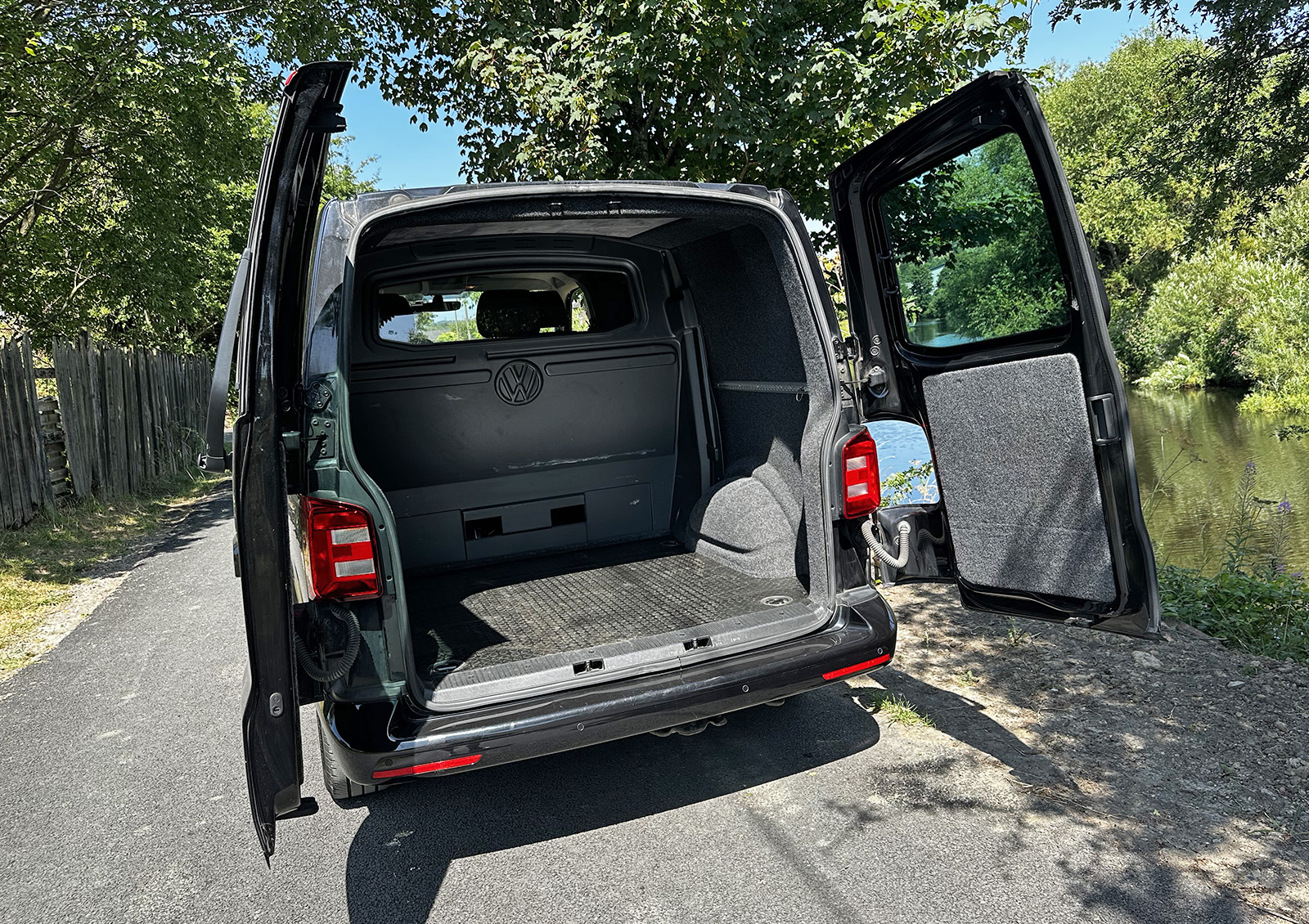 VW Transporter Kombi - Highline - T32 - SWB - Black - Image 17