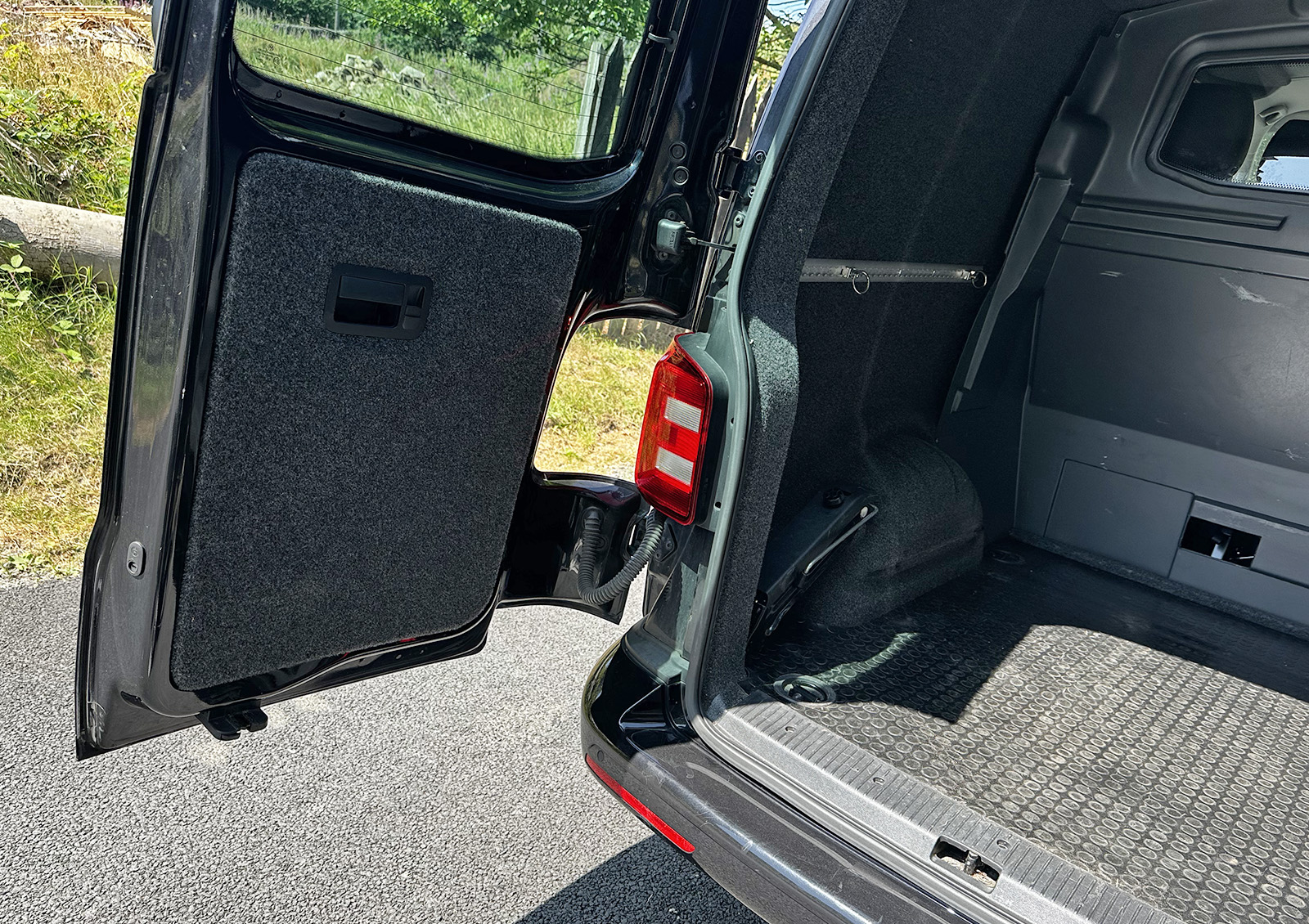 VW Transporter Kombi - Highline - T32 - SWB - Black - Image 12